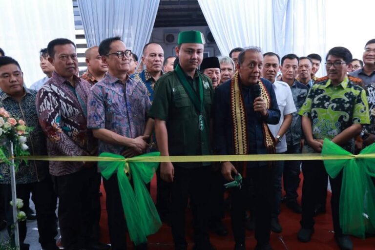 Koordinator Presidium Majelis Nasional KAHMI, Saan Mustopa, meresmikan Gedung Sekretariat HMI Cabang Kotabumi
