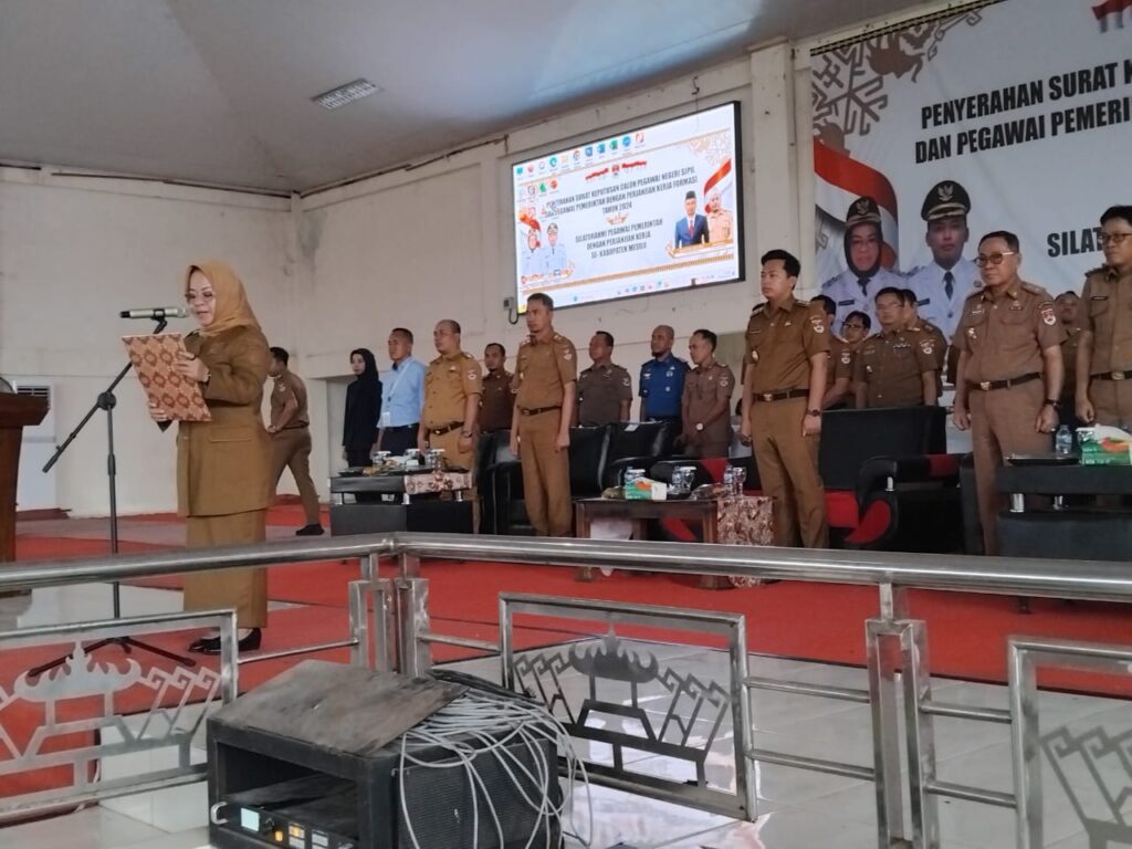 Bupati Mesuji Serahkan SK CPNS dan PPPK Formasi Tahun 2024, Tekankan Profesionalisme dan Integritas