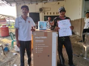 ​ ​Memeriahkan Hari Kemerdekaan, Desa Muara Mas Gelar Lomba Memancing dan Berbagai Lomba Lainnya  ​MESUJI – Dalam rangka menyambut Hari Kemerdekaan ke-80 tahun Republik Indonesia, Desa Muara Mas, Kecamatan Mesuji Timur, Kabupaten Mesuji, menggelar serangkaian perlombaan, salah satunya adalah lomba memancing yang sukses menarik antusiasme warga.  ​Lomba memancing yang diadakan pada 17 Agustus 2025 ini bertempat di parit primer Desa Muara Mas dan diikuti oleh 116 peserta. Selain warga setempat, lomba ini juga diramaikan oleh peserta dari desa-desa tetangga seperti Muara Asri, KTM, Pangkalmas, Tanjungmas Rejo, Tanjung Mas Makmur, Tanjung Mas Mulya, Pangkalmas Mulya, dan Pangkal Mas Jaya.  ​Lomba yang dimulai pukul 13.00 WIB dan berakhir pada 16.00 WIB ini, bersumber dana murni dari uang pendaftaran para peserta sebesar Rp35.000 per orang. Tidak ada sponsor dari pihak luar.  ​Hadiah yang disiapkan pun beragam, mulai dari kulkas, kipas angin, mejikom, teko listrik, setrika, hingga dua buah mejikom nasi.  ​Pemenang dan Antusiasme Peserta ​Setelah perlombaan yang sengit, para pemenang berhasil diumumkan.   Berikut daftar pemenang lomba memancing: ​Juara 1: Poniran ​Juara 2: Nurhadi ​Juara 3: Nasib ​Juara 4: Khoirudin  ​Para pemenang menyampaikan rasa syukur dan senang bisa berpartisipasi dan memenangkan lomba. “Yang tidak menang pun tetap senang, karena kegiatan ini murni untuk memeriahkan Hari Kemerdekaan dan mempererat silaturahmi,” ujar salah satu peserta.  ​Lomba Lainnya dan Pesan Kades ​Selain lomba memancing, Desa Muara Mas juga mengadakan lomba lain seperti lomba kebersihan antar RT dan Musabaqah Tilawatil Quran (MTQ). ​Berikut adalah pemenang lomba kebersihan antar RT:  ​Juara 1: RT.05 RW.02 dengan hadiah uang tunai Rp2.000.000 ​Juara 2: RT.08 RW.03 dengan hadiah uang tunai Rp1.700.000 ​Juara 3: RT.09 RW.03 dengan hadiah uang tunai Rp1.250.000 ​Juara 4: RT.07 RW.03 dengan hadiah uang tunai Rp500.000 ​Sementara itu, untuk lomba MTQ, hadiah yang diberikan berupa Al-Quran, Iqro, dan buku tulis.  ​Pembagian semua hadiah, baik lomba memancing maupun lomba lainnya, akan dilaksanakan di Balai Desa Muara Mas. ​Kepala Desa Muara Mas, Hamdan Baukhori, mengungkapkan harapannya agar kegiatan ini bisa menumbuhkan rasa cinta masyarakat terhadap Tanah Air. “Semoga dengan adanya perlombaan ini, masyarakat semakin antusias dalam menyongsong Hari Kemerdekaan dan dapat meningkatkan jiwa patriotisme dan nasionalisme,” tutupnya.