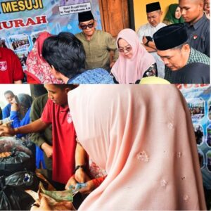 Bupati Mesuji Elfianah Ambil Uang Receh Dari Tangan Masyarakat